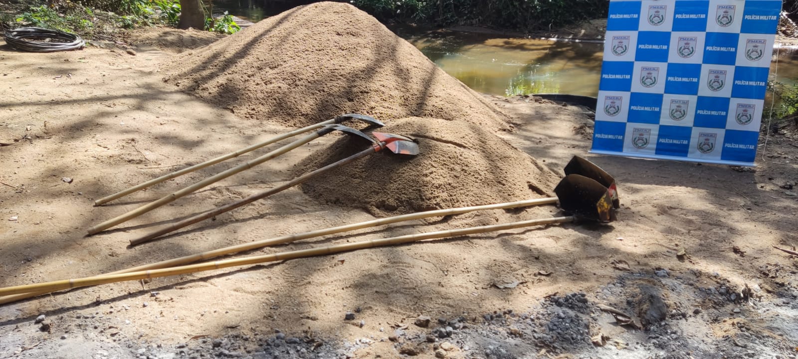 2ª UPAm identifica extração ilegal de areia em Barra do Piraí 
